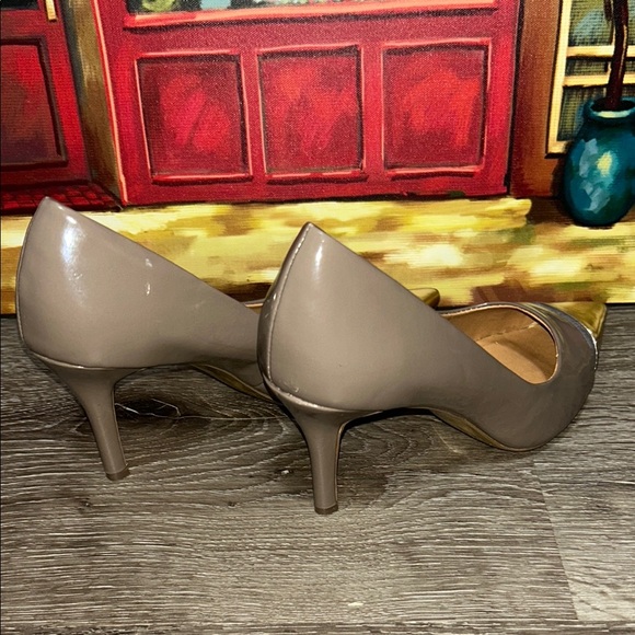 Cosmopolitan Gold and Gray Elegant Heels - Picture 5 of 16